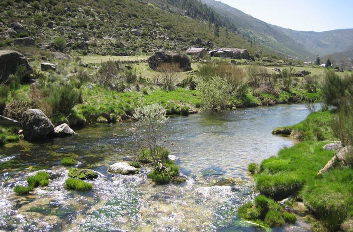 Caudal del río Zezere visto desde el puente Sierra de la Estrella