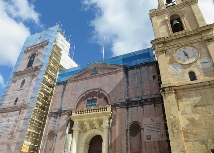 Fachada en obras de la Concatedral de San Juan qué ver en La Valeta
