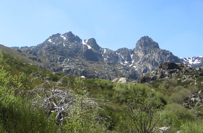 Cumbres de la Sierra de la Estrella vistas desde la ruta