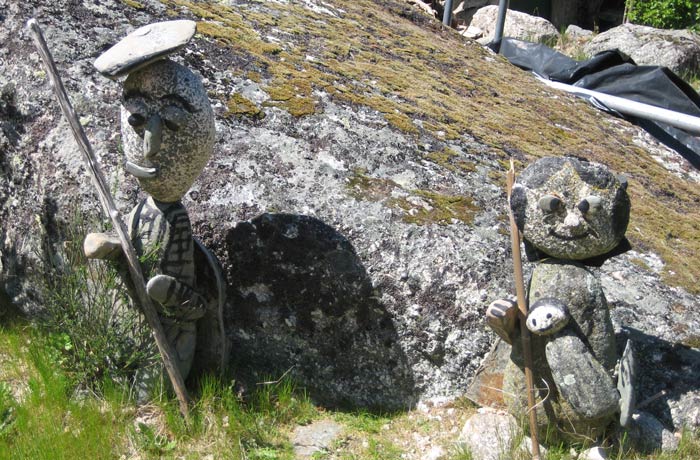 Esculturas en piedra a la puerta de una de las casas Sierra de la Estrella