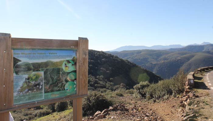 Final del Camino de los Trasiegos en la carretera que une San Miguel de Valero con Valero