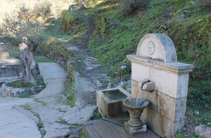 Fuente en Valero en el punto exacto donde comienza el sendero que va hacia San Miguel de Valero Camino de los Trasiegos