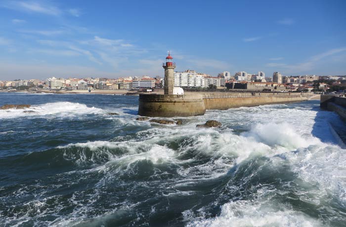 Olas rompiendo junto al faro de Felgueira desembocadura del Duero