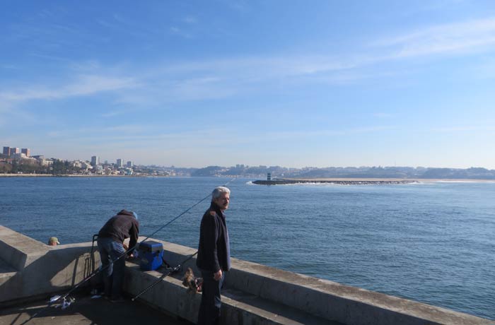 Pescadores aficionados en Foz do Douro desembocadura del Duero