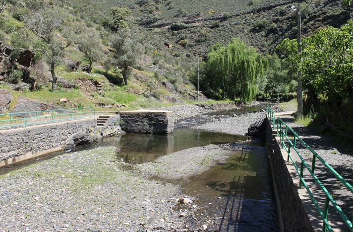 Piscina natural de Valero, fuera de la temporada de baño Camino de los Trasiegos