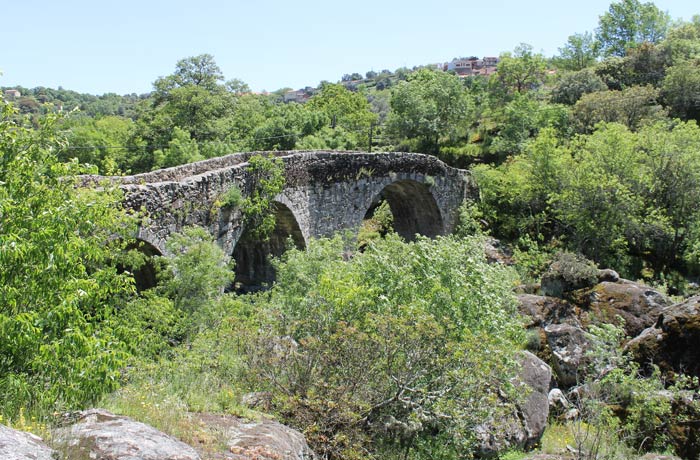Puente románico de San Esteban de la Sierra sobre el Alagón Camino de los Trasiegos