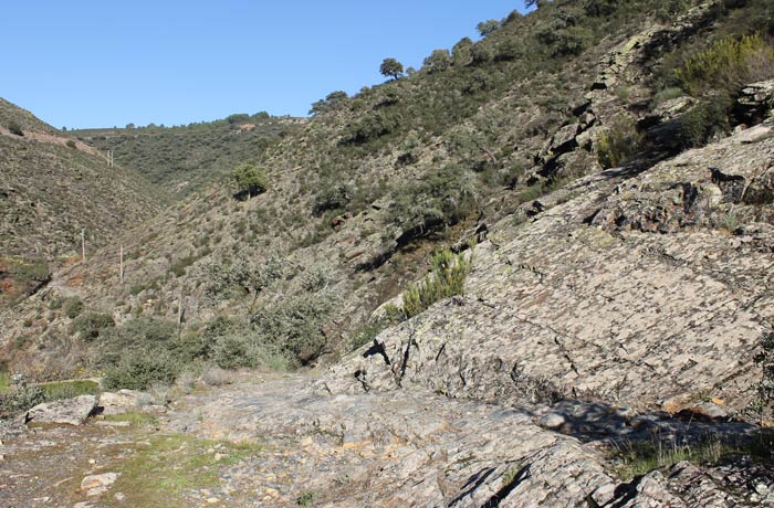 Punto exacto en el que hay que hacer el giro de 180 grados y tomar el sendero empedrado de la derecha de la imagen Camino de los Trasiegos