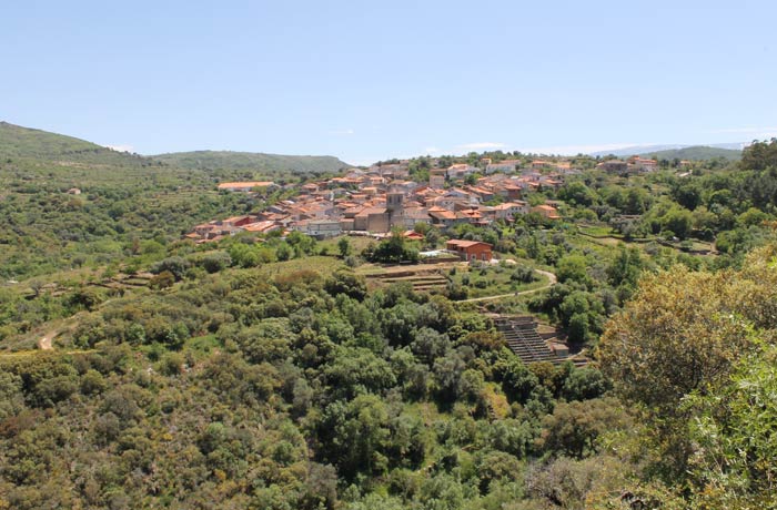 Vista de San Esteban de la Sierra al inicio de la ruta Camino de los Trasiegos