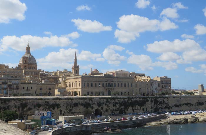 Silueta de La Valeta con la cúpula de la iglesia de los Carmelitas y la torre de la procatedral de San Pablo