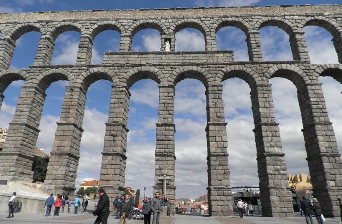 El Acueducto visto desde la plaza del Azoguejo qué ver en Segovia en un día