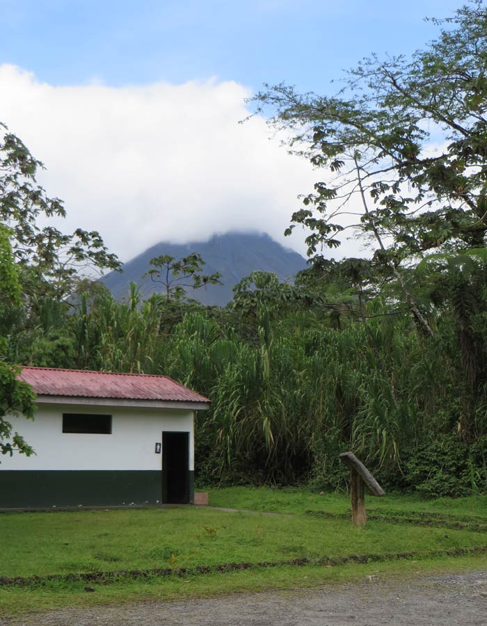 Vista del Volcán Arenal desde la zona de los aseos y el aparcamiento