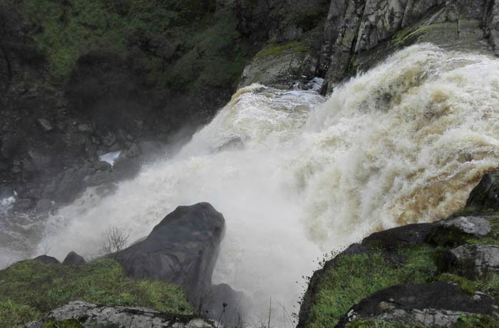 Caída de agua del Pozo de los Humos vista desde Masueco