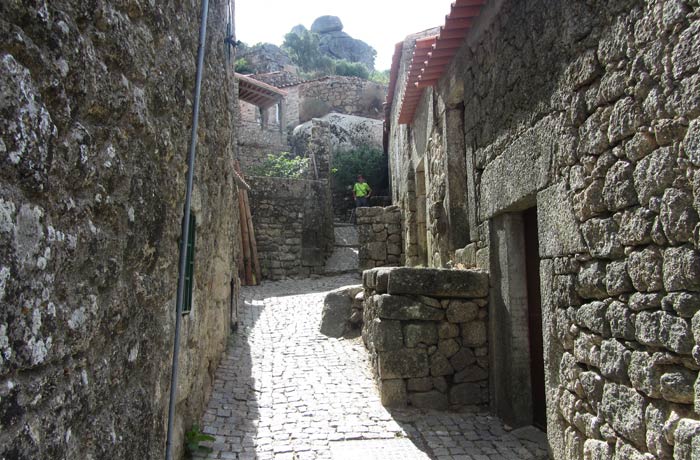 Otra típica calle de Monsanto Portugal