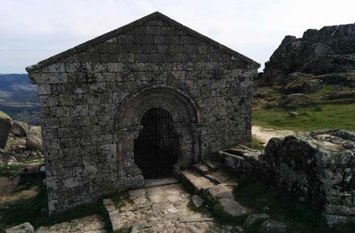Ruinas de la capilla de San Miguel situadas junto al Castillo de Monsanto Portugal