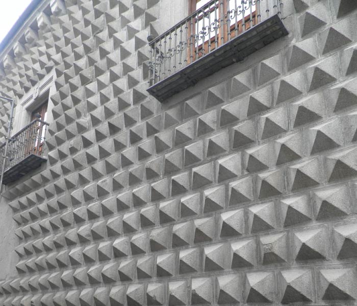 Detalle de la Casa de los Picos qué ver en Segovia en un día