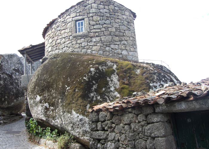 Otra casa construida encima de una enorme "bola" de granito Monsanto Portugal