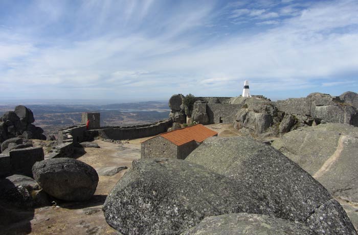 Castillo y muralla de Monsanto entre las rocas Portugal