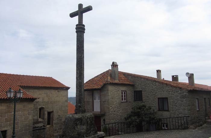 Crucero de San Salvador en la plaza del mismo nombre de Monsanto Portugal