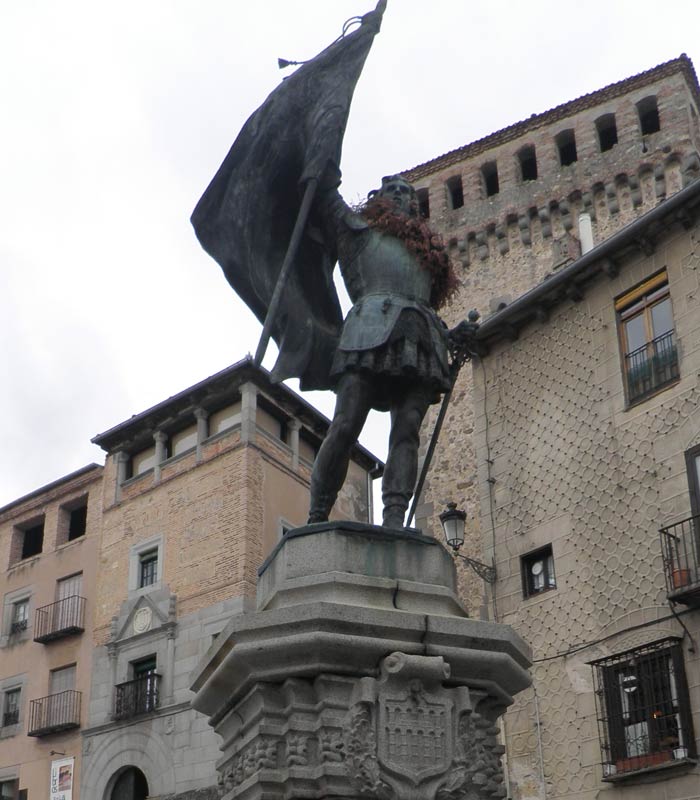 Estatua de Juan Bravo en la plaza de Medina del Campo qué ver en Segovia en un día