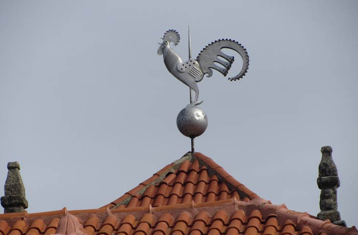 Gallo de plata en la Torre del Reloj que acredita a Monsanto como la "Aldea más portuguesa de Portugal"