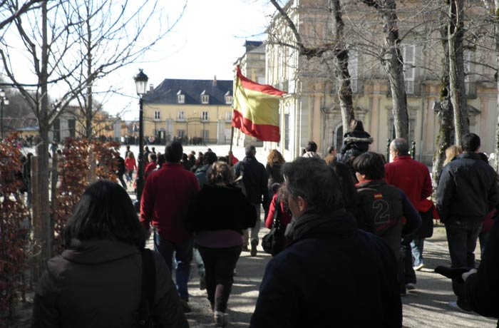 La bandera de España guía a los visitantes de fuente en fuente qué ver en Segovia en un día