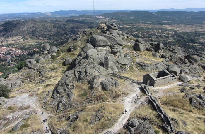 Panorámica de parte del Castillo de Monsanto Portugal