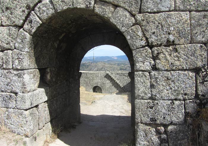 Porta da Traiçao que da acceso al Castillo de Monsanto Portugal