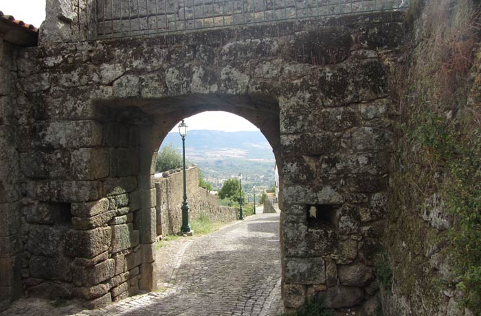 Puerta del Espíritu Santo junto a la capilla del mismo nombre en Monsanto Portugal