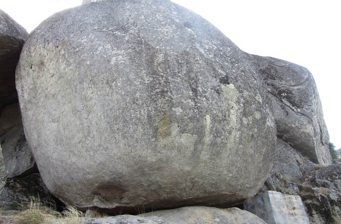 Una de las grandes rocas que se pueden ver en Monsanto Portugal