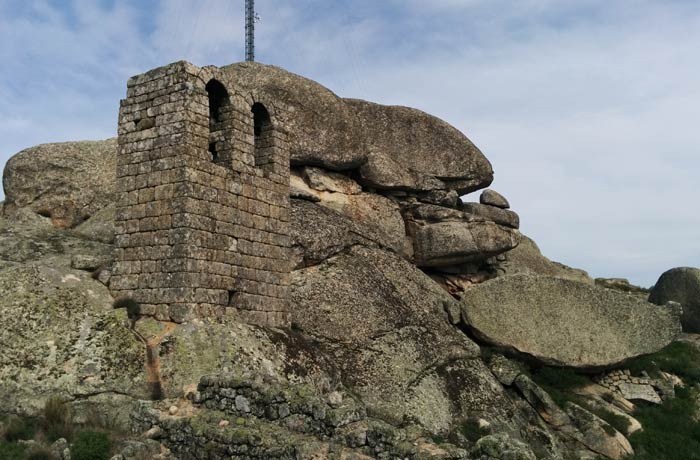 Ruinas de la Torre do Piao del Castillo de Monsanto Portugal
