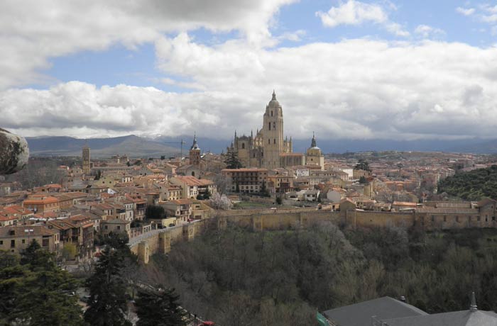 Vista de Segovia presidida por la Catedral desde la Torre de Juan II del Alcázar