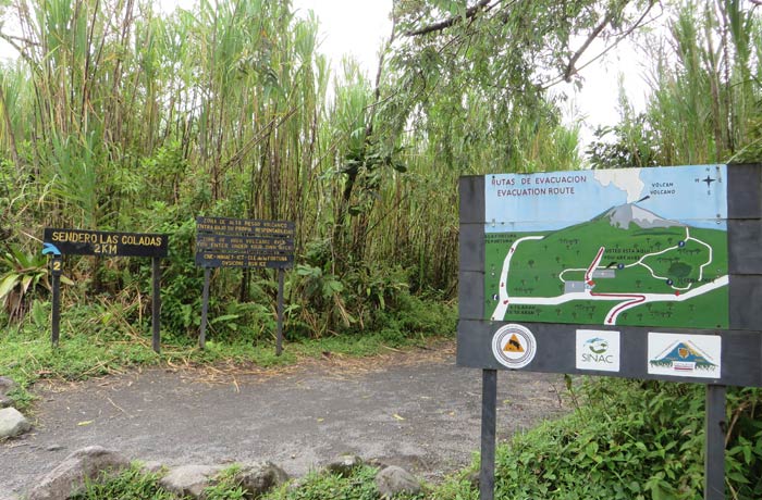 Inicio del sendero de las Coladas y de El Ceibo y cartel con las rutas de evacuación del Volcán Arenal en caso de erupción