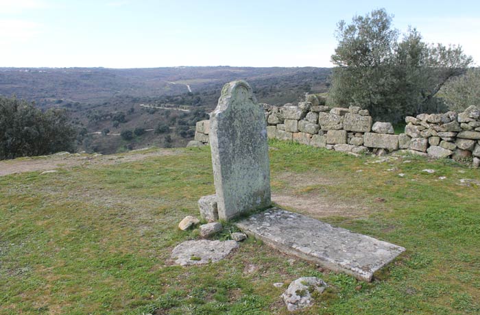 Antigua tumba en el recinto del Castillo Castelo Mendo