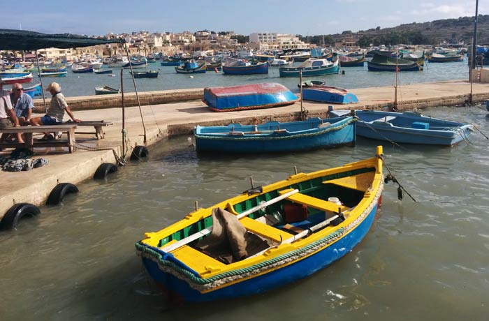 Una de las pequeñas barcas o luzzu que se pueden ver en Marsaxlokk