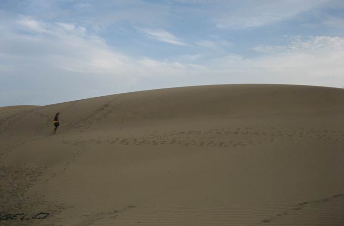 Estefanía caminando por las Dunas de Maspalomas