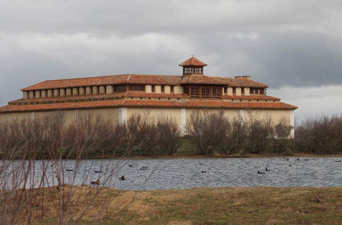 Vista de la Casa del Parque y una de las lagunas artificiales