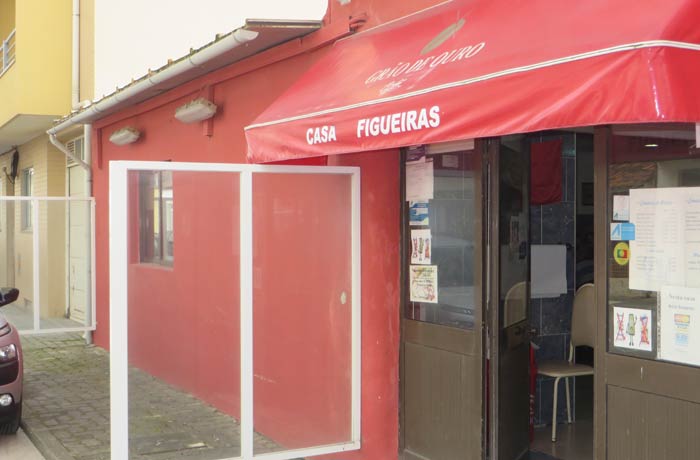 Entrada de Casa Figueiras comer en Furadouro
