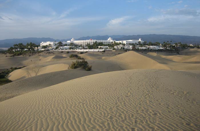 Dunas y al fondo el mirador del hotel Riu Maspalomas