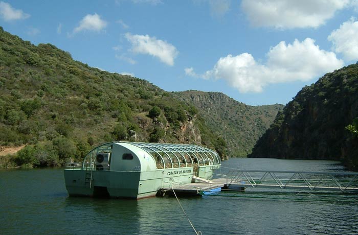 Barco "Corazón de las Arribes" que sale desde Aldeadávila de la Ribera mejores paseos en barco de Europa