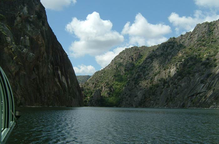 Vista típica de las Arribes del Duero desde el barco mejores paseos en barco de Europa