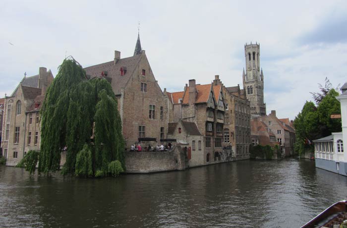 Vista más típica de Brujas desde la barca mejores paseos en barco de Europa