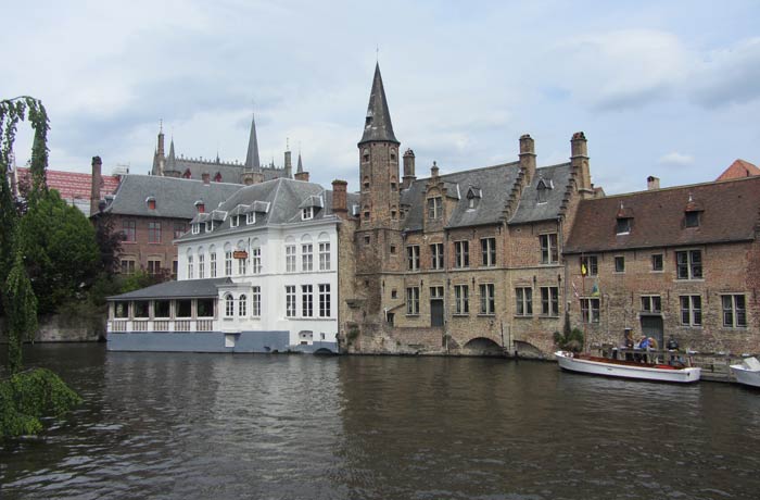 Brujas desde uno de sus canales mejores paseos en barco de Europa
