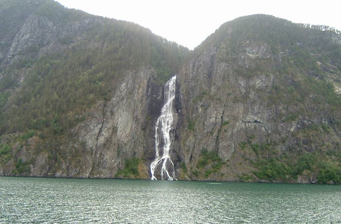 Caída de agua en los fiordos noruegos mejores paseos en barco de Europa