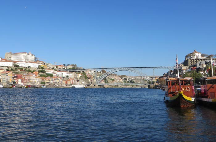 Puente Luis I y vista de Oporto desde el barco que sale de Vila Nova de Gaia mejores paseos en barco de Europa
