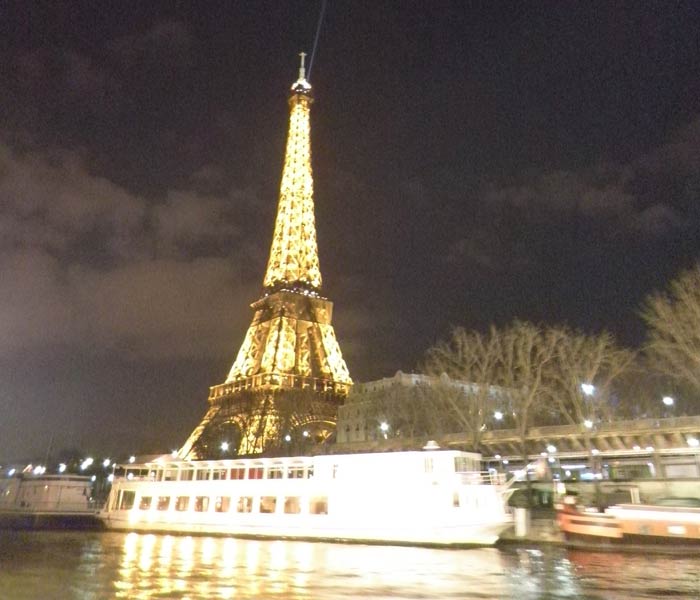 La Torre Eiffel desde el crucero por el Sena mejores paseos en barco de Europa