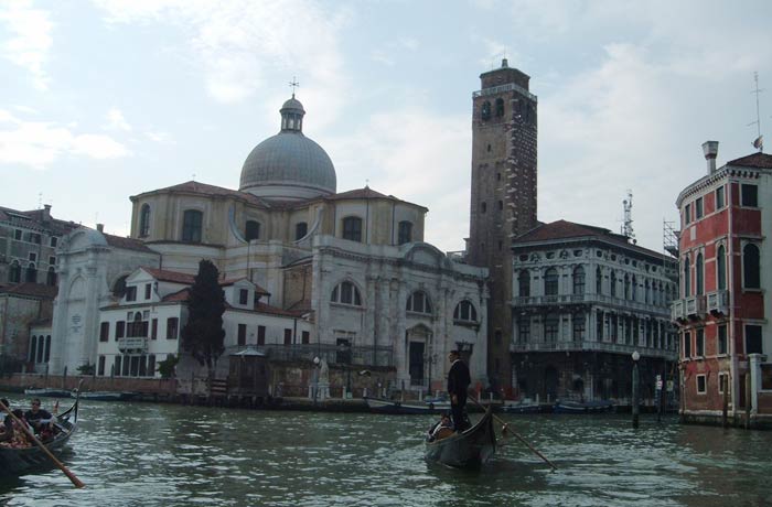 Vista de uno de los canales de Venecia desde la góndola mejores paseos en barco de Europa