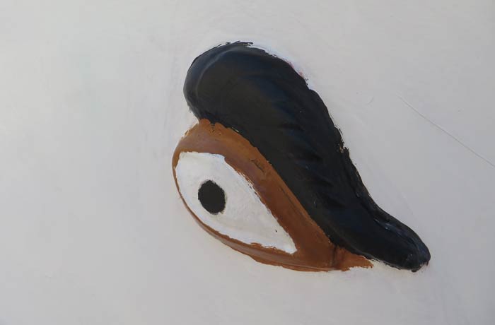 Detalle del ojo de Osiris que tienen los luzzu a cada lado de la proa Marsaxlokk