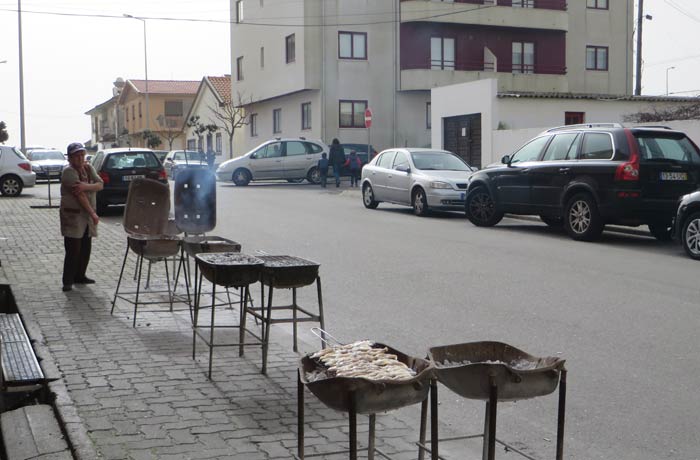Parrillas a la puerta del restaurante Casa Figueiras comer en Furadouro