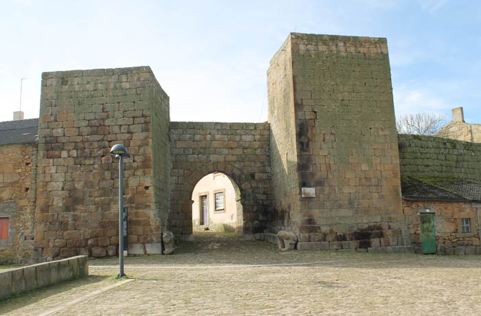 Puerta de entrada a Castelo Mendo y Muralla Castelo Mendo