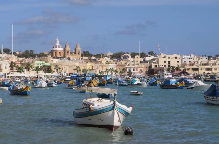 Típica vista de Marsaxlokk al final de su paseo marítimo